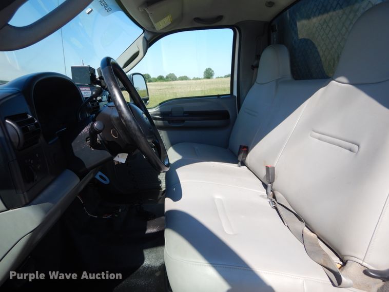 image for item IT9117 2006 Ford F350 SuperDuty  utility bed pickup truck