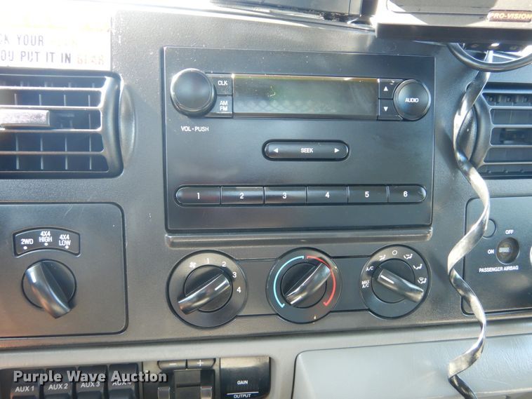 image for item IT9117 2006 Ford F350 SuperDuty  utility bed pickup truck