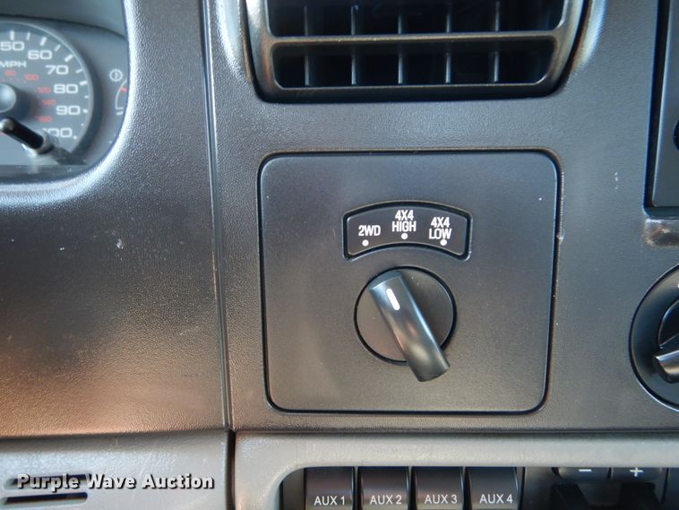 image for item IT9117 2006 Ford F350 SuperDuty  utility bed pickup truck