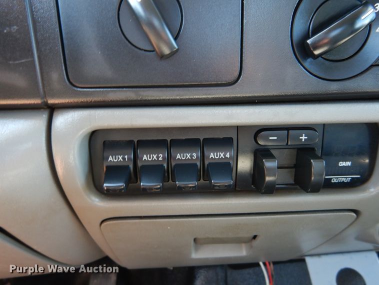 image for item IT9117 2006 Ford F350 SuperDuty  utility bed pickup truck