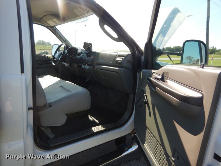 image for item IT9117 2006 Ford F350 SuperDuty  utility bed pickup truck