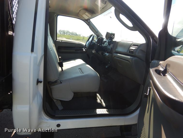 image for item IT9117 2006 Ford F350 SuperDuty  utility bed pickup truck