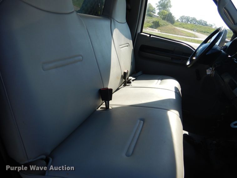 image for item IT9117 2006 Ford F350 SuperDuty  utility bed pickup truck