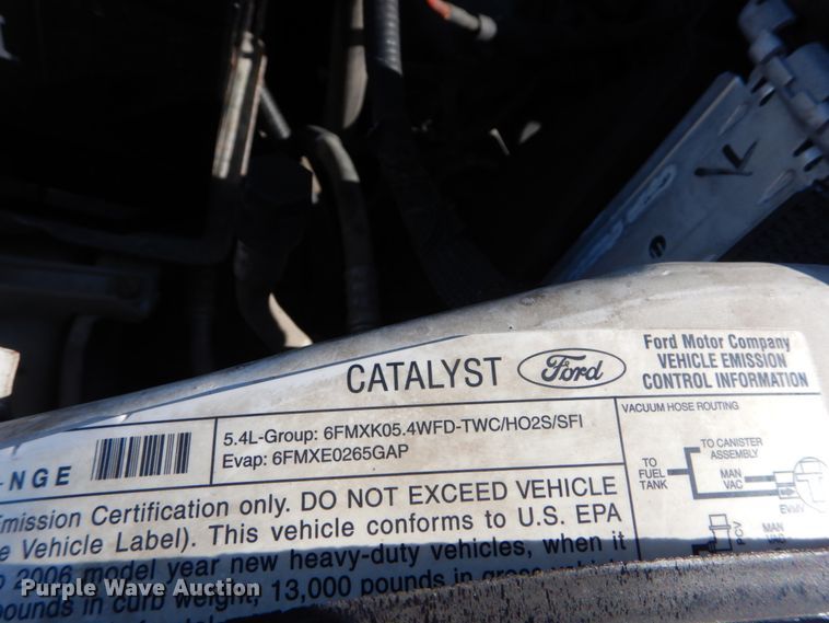 image for item IT9117 2006 Ford F350 SuperDuty  utility bed pickup truck