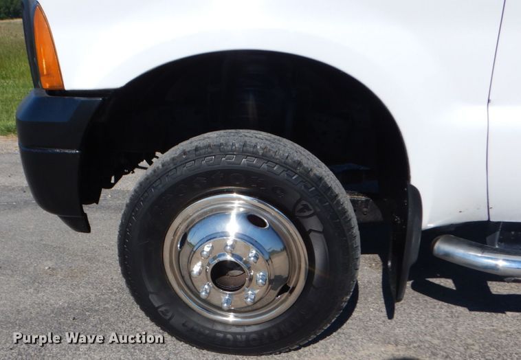 image for item IT9117 2006 Ford F350 SuperDuty  utility bed pickup truck