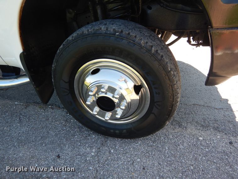 image for item IT9117 2006 Ford F350 SuperDuty  utility bed pickup truck