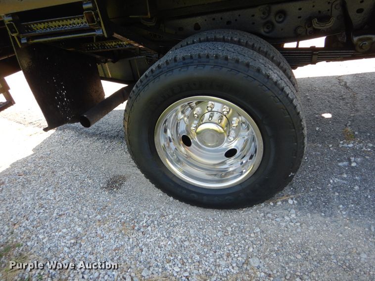 image for item IT9117 2006 Ford F350 SuperDuty  utility bed pickup truck