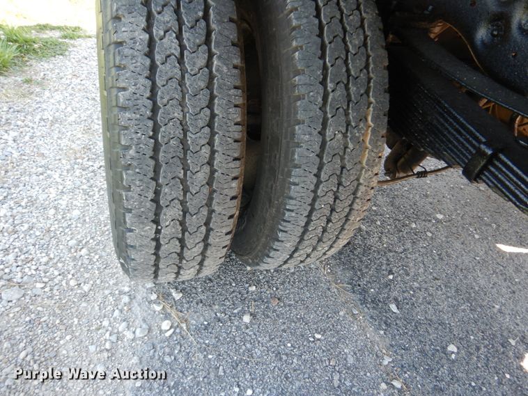 image for item IT9117 2006 Ford F350 SuperDuty  utility bed pickup truck