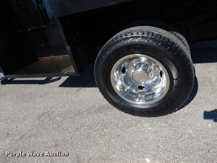 image for item IT9117 2006 Ford F350 SuperDuty  utility bed pickup truck