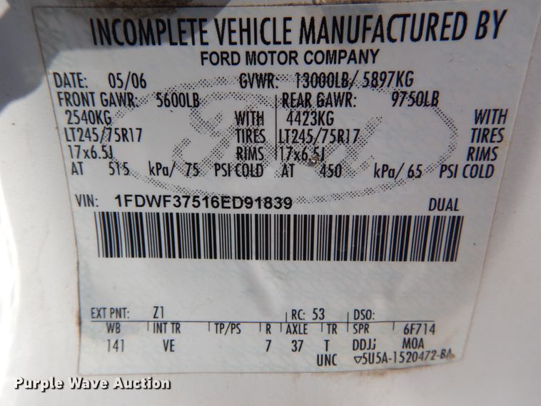 image for item IT9117 2006 Ford F350 SuperDuty  utility bed pickup truck