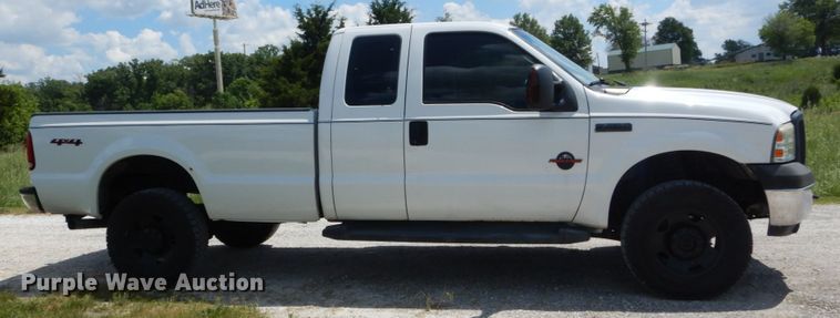 image for item IT9122 2007 Ford F350 SuperDuty  SuperCab pickup truck