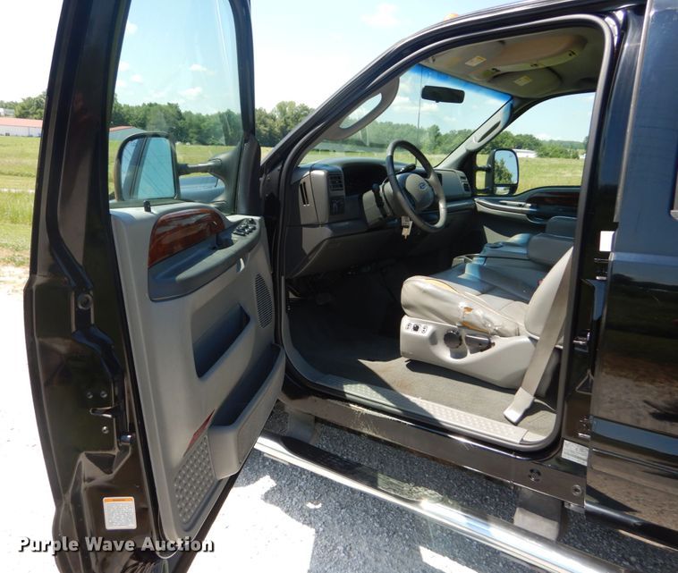 image for item IT9167 2003 Ford F350 Super Duty Lariat  Crew Cab pickup truck