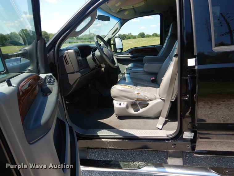 image for item IT9167 2003 Ford F350 Super Duty Lariat  Crew Cab pickup truck