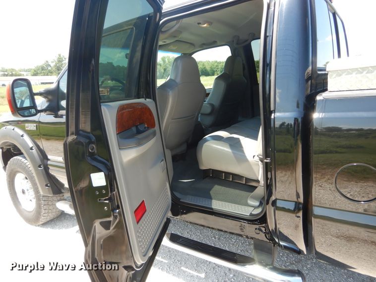 image for item IT9167 2003 Ford F350 Super Duty Lariat  Crew Cab pickup truck