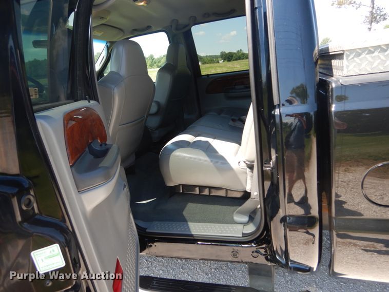 image for item IT9167 2003 Ford F350 Super Duty Lariat  Crew Cab pickup truck