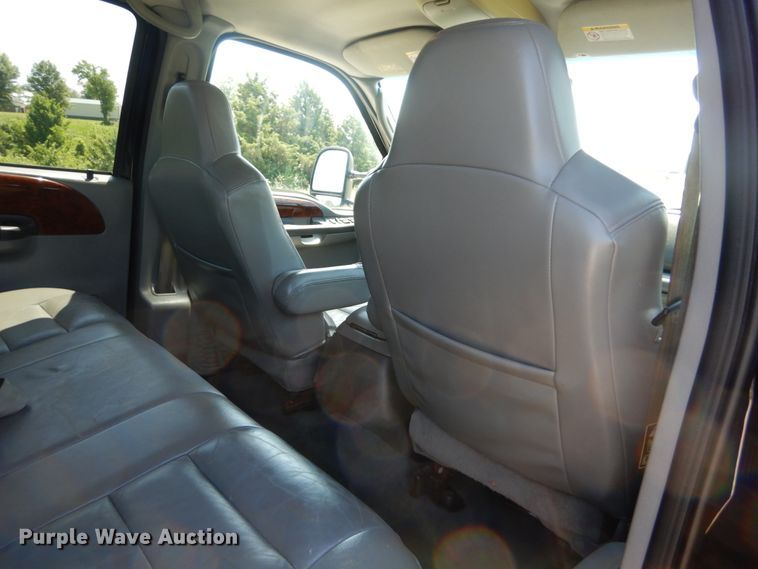 image for item IT9167 2003 Ford F350 Super Duty Lariat  Crew Cab pickup truck