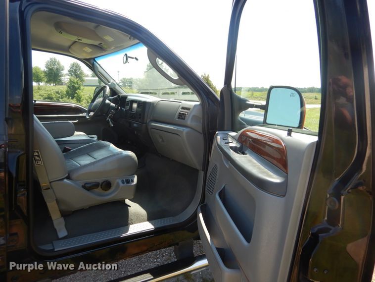 image for item IT9167 2003 Ford F350 Super Duty Lariat  Crew Cab pickup truck