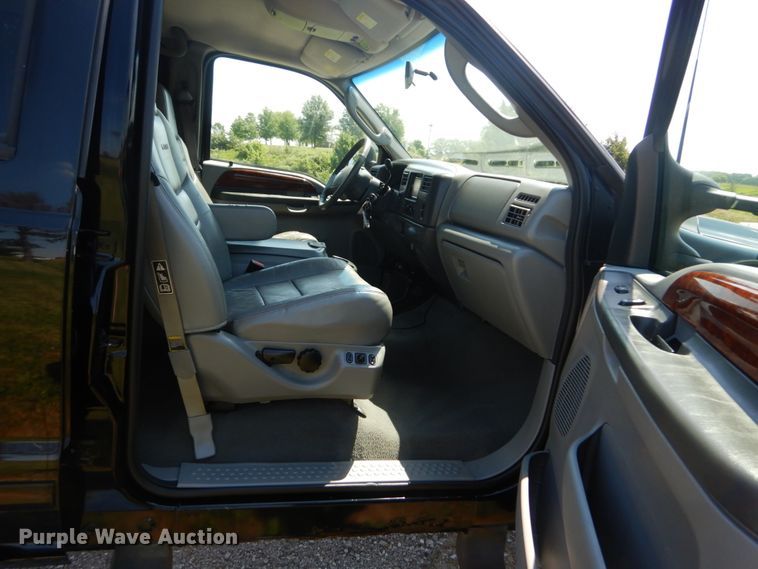 image for item IT9167 2003 Ford F350 Super Duty Lariat  Crew Cab pickup truck