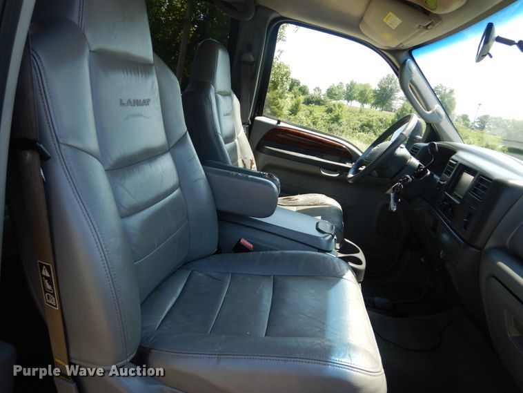 image for item IT9167 2003 Ford F350 Super Duty Lariat  Crew Cab pickup truck