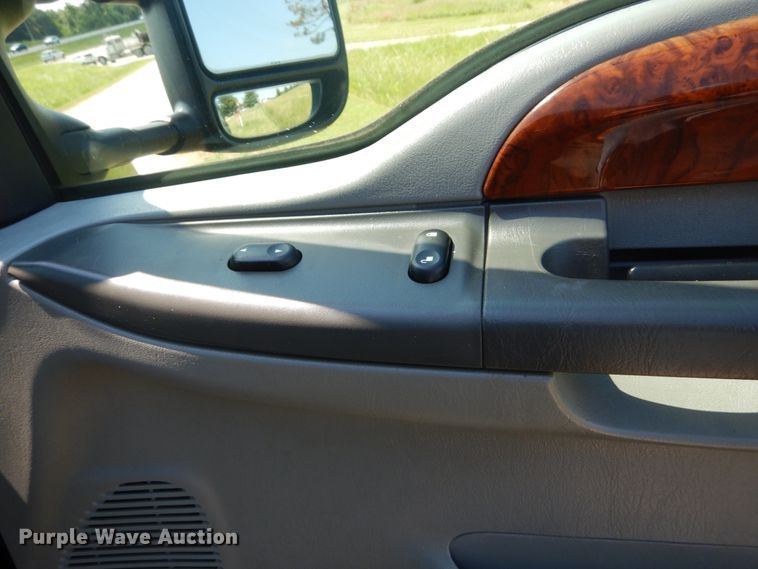 image for item IT9167 2003 Ford F350 Super Duty Lariat  Crew Cab pickup truck