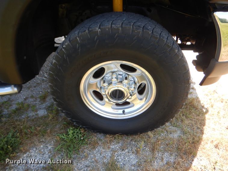 image for item IT9167 2003 Ford F350 Super Duty Lariat  Crew Cab pickup truck