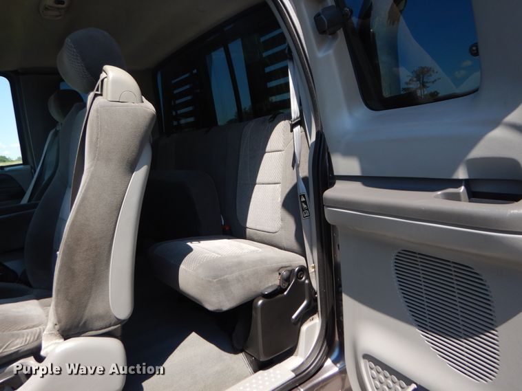 image for item IT9169 2002 Ford F250 Super Duty XLT  SuperCab pickup truck