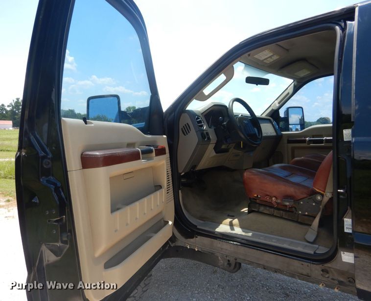 image for item IT9174 2008 Ford F350 Super Duty  Crew Cab pickup truck