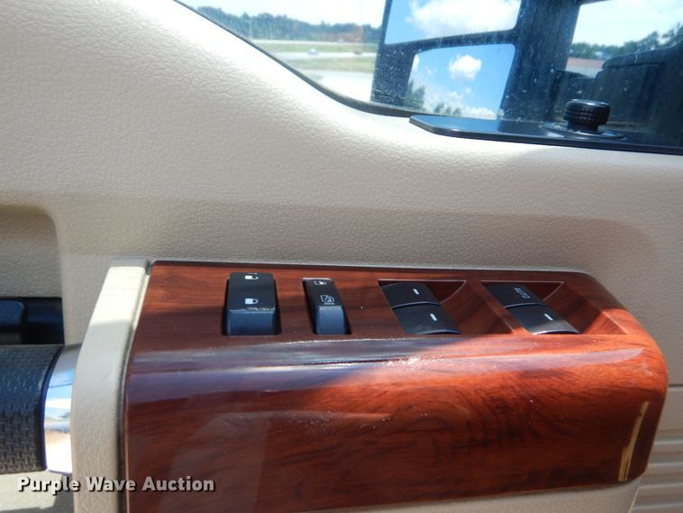 image for item IT9174 2008 Ford F350 Super Duty  Crew Cab pickup truck