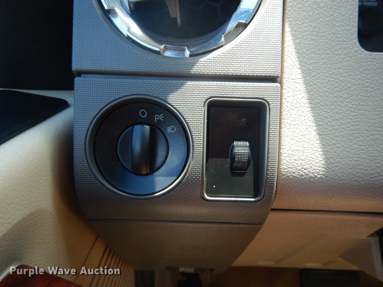 image for item IT9174 2008 Ford F350 Super Duty  Crew Cab pickup truck