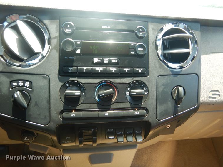 image for item IT9174 2008 Ford F350 Super Duty  Crew Cab pickup truck