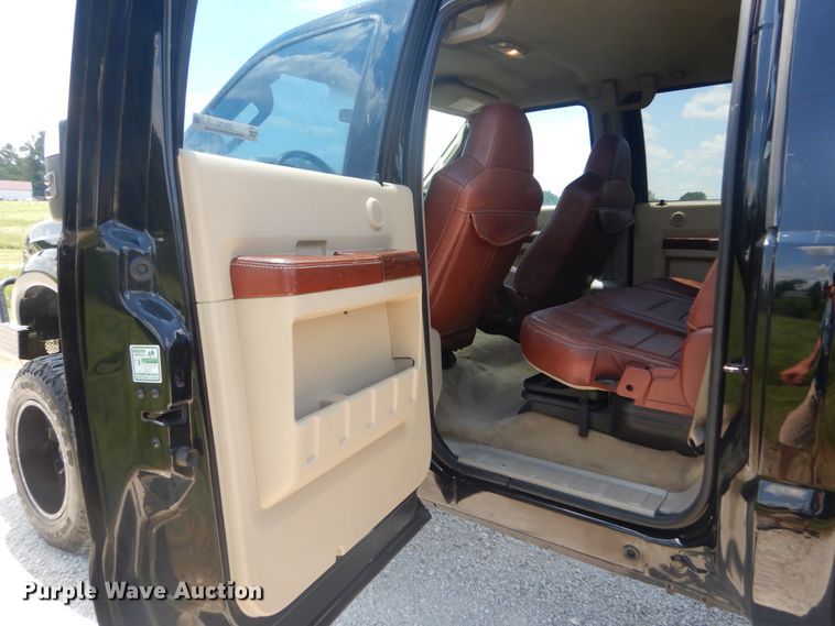 image for item IT9174 2008 Ford F350 Super Duty  Crew Cab pickup truck