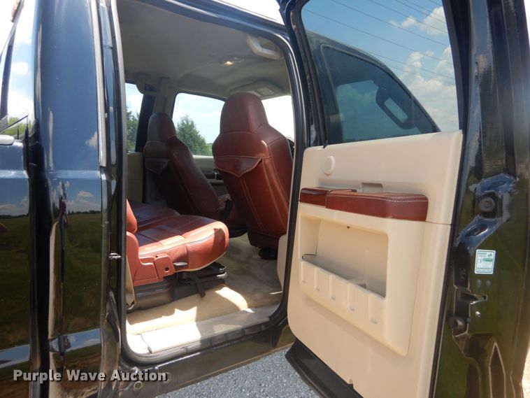 image for item IT9174 2008 Ford F350 Super Duty  Crew Cab pickup truck