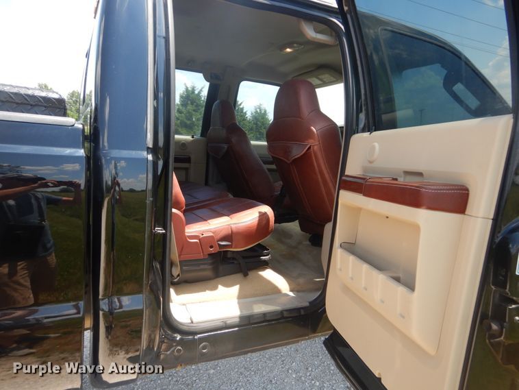 image for item IT9174 2008 Ford F350 Super Duty  Crew Cab pickup truck