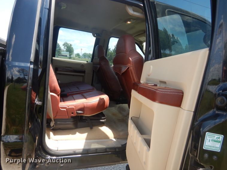 image for item IT9174 2008 Ford F350 Super Duty  Crew Cab pickup truck