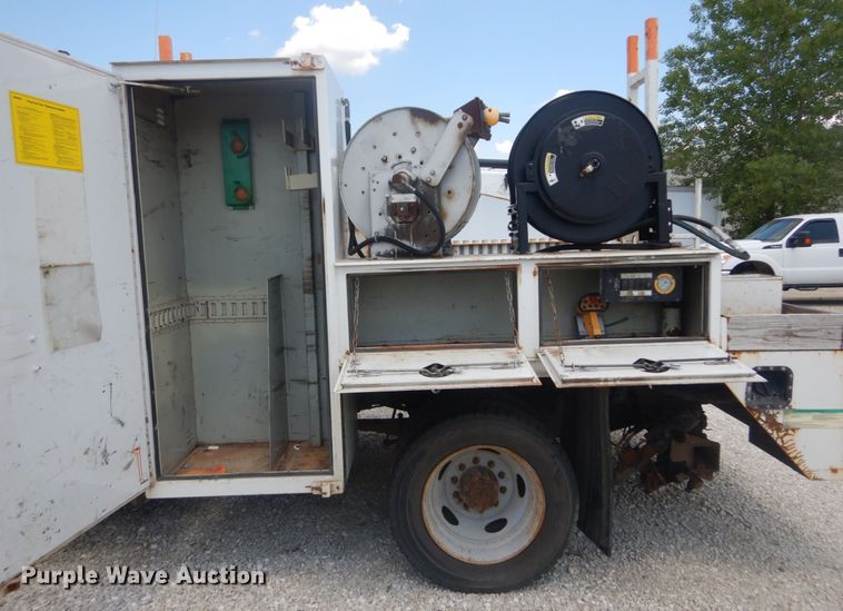 image for item IT9175 2009 Ford F550 Super Duty  SuperCab utility / service truck