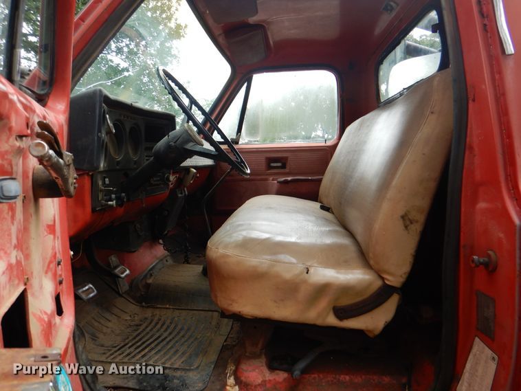 image for item IY9487 1980 GMC 7000  winch truck