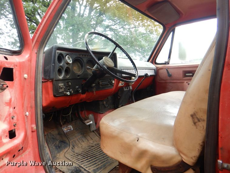 image for item IY9487 1980 GMC 7000  winch truck