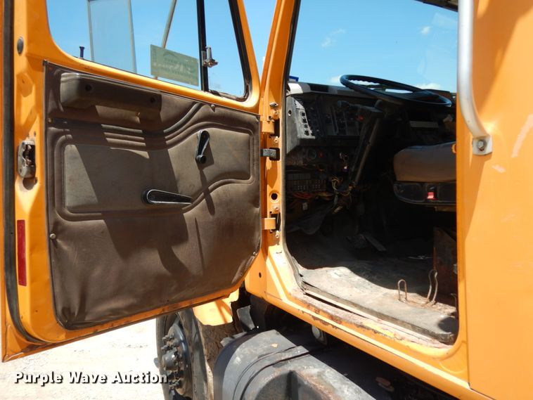 image for item DC2081 2002 International 2554  dump truck