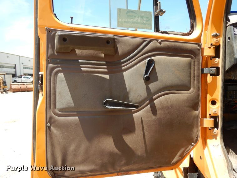 image for item DC2081 2002 International 2554  dump truck