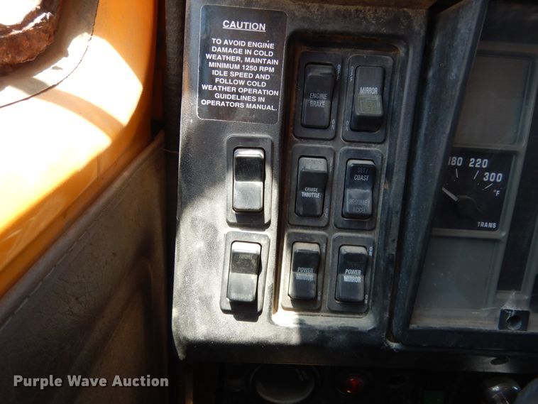 image for item DC2081 2002 International 2554  dump truck