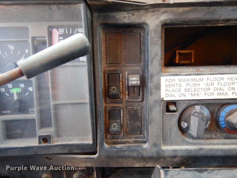 image for item DC2081 2002 International 2554  dump truck