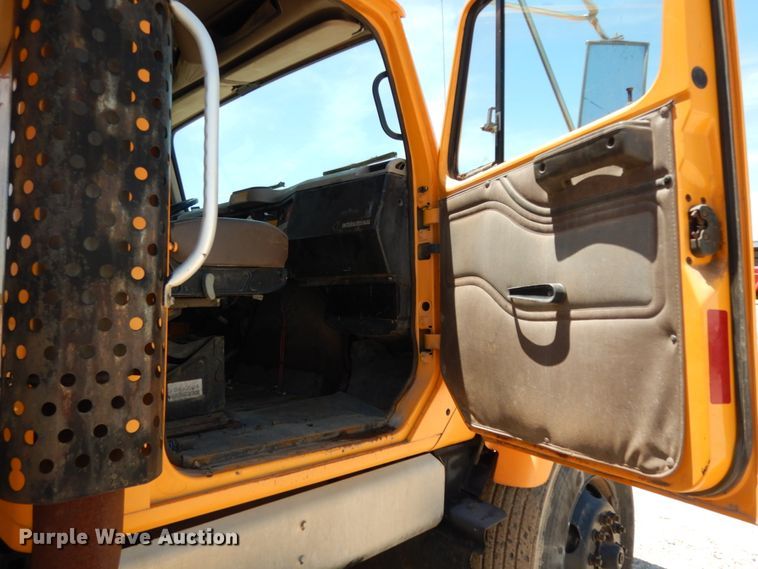 image for item DC2081 2002 International 2554  dump truck