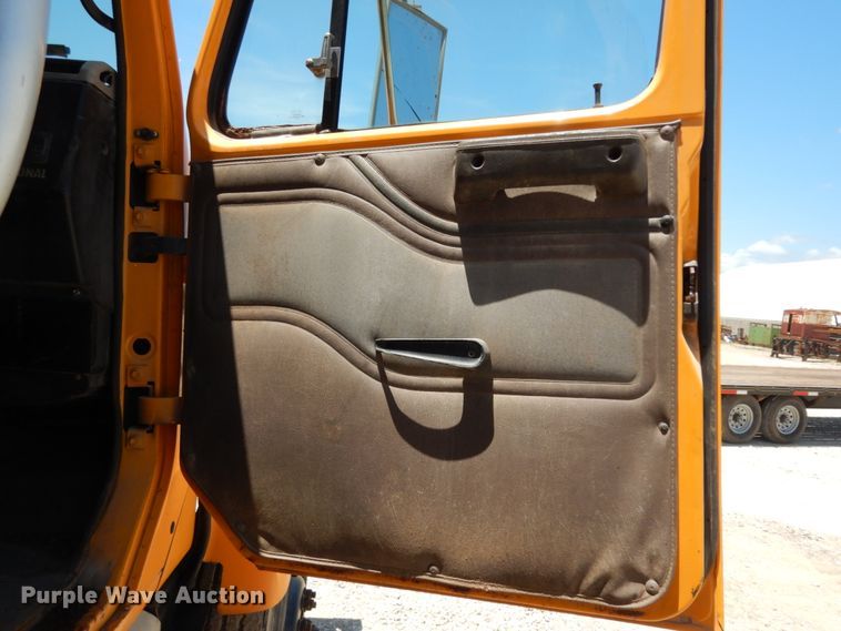 image for item DC2081 2002 International 2554  dump truck