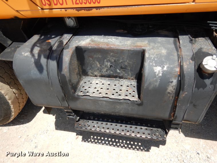 image for item DC2081 2002 International 2554  dump truck