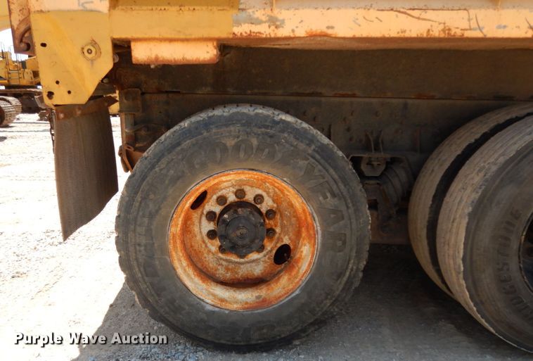image for item DC2081 2002 International 2554  dump truck