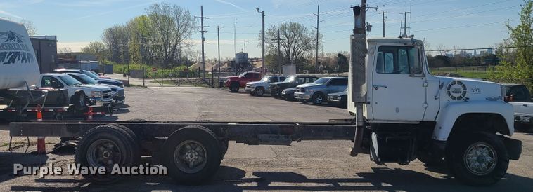 image for item DH5913 1985 Ford LT8000  truck cab and chassis