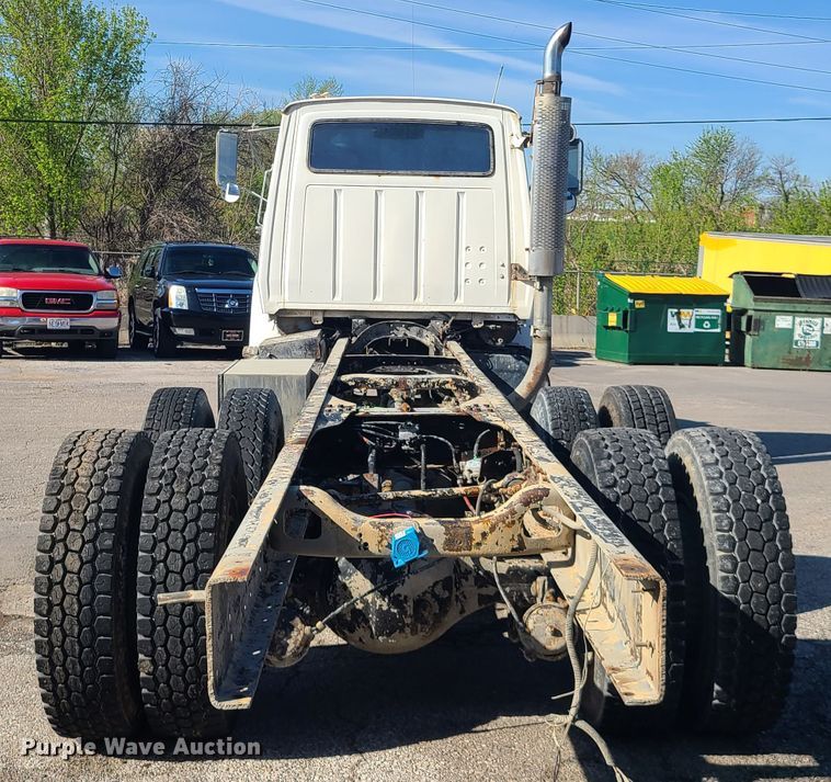 image for item DH5913 1985 Ford LT8000  truck cab and chassis