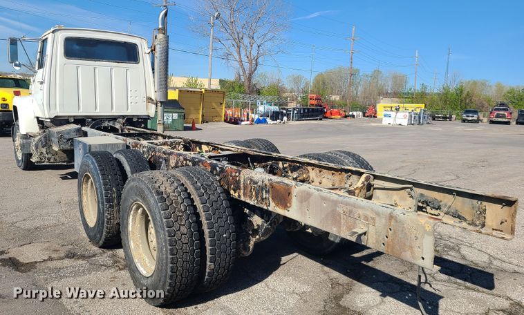 image for item DH5913 1985 Ford LT8000  truck cab and chassis