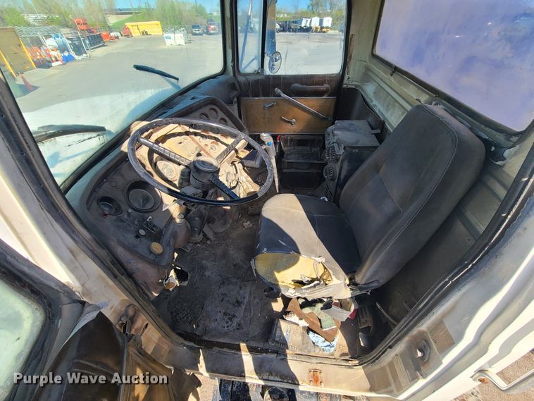 image for item DH5913 1985 Ford LT8000  truck cab and chassis