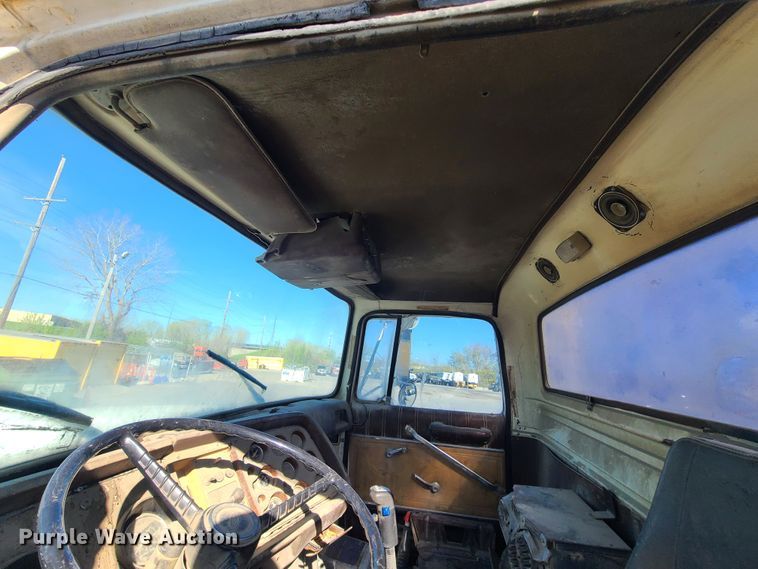 image for item DH5913 1985 Ford LT8000  truck cab and chassis